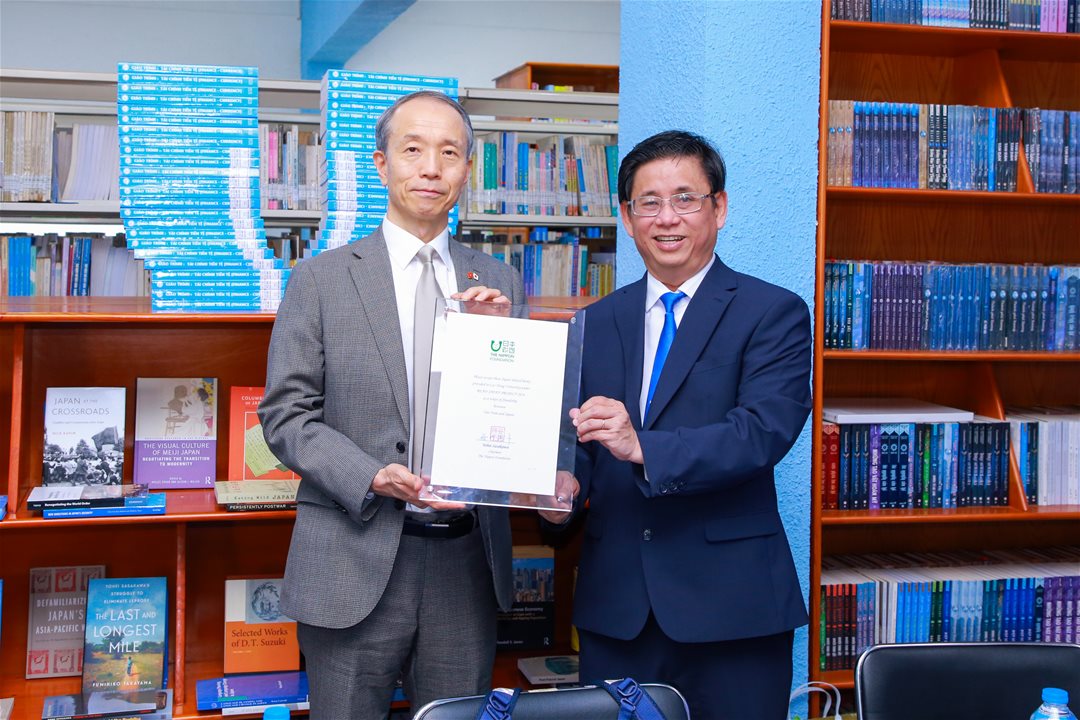 LHU nhận sách từ Tổng Lãnh sự quán Nhật Bản tại TP.HCM 